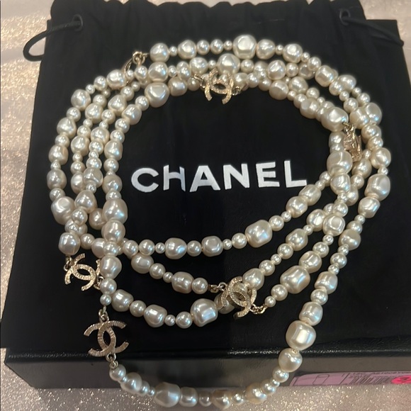 CHANEL Ivory Pearl Necklace with Gold Details - Picture 1 of 4